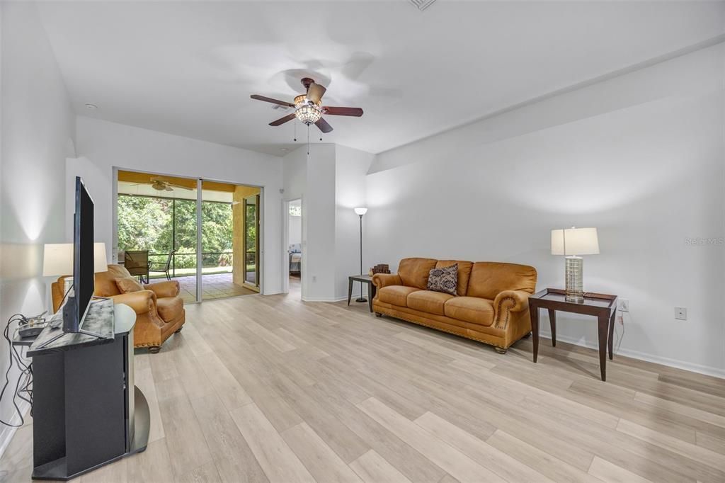 En Venta: $435,000 (4 camas, 2 baños, 2060 Pies cuadrados)