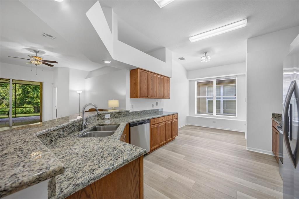 En Venta: $435,000 (4 camas, 2 baños, 2060 Pies cuadrados)