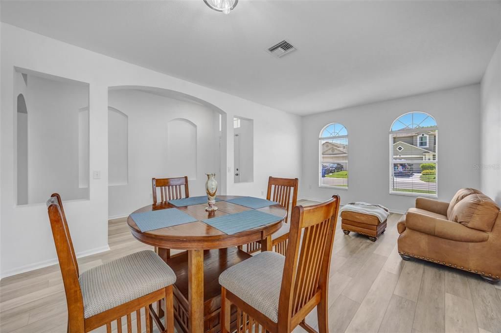 En Venta: $435,000 (4 camas, 2 baños, 2060 Pies cuadrados)