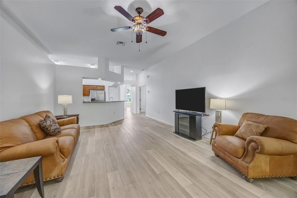 En Venta: $435,000 (4 camas, 2 baños, 2060 Pies cuadrados)