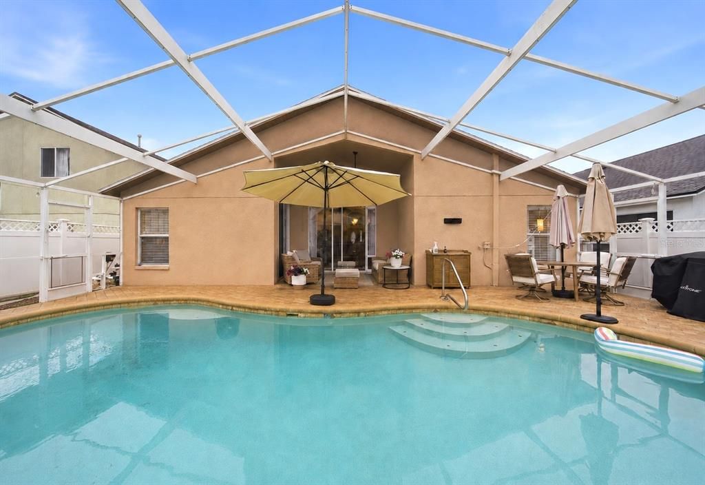 Activo con contrato: $439,000 (4 camas, 3 baños, 1827 Pies cuadrados)