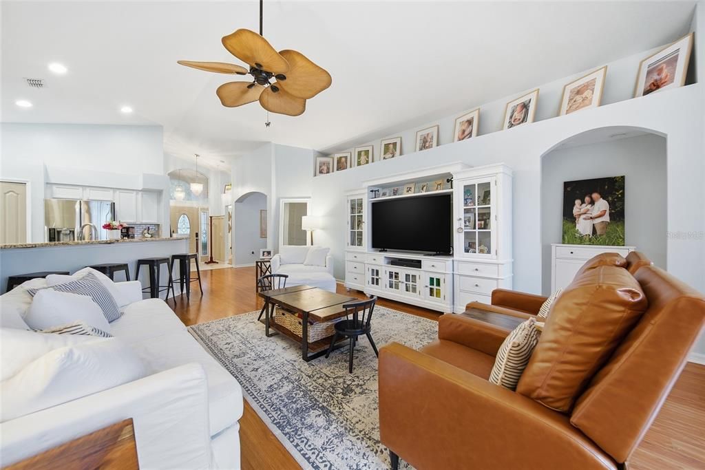 Activo con contrato: $439,000 (4 camas, 3 baños, 1827 Pies cuadrados)