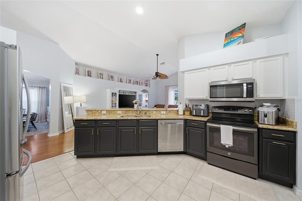Activo con contrato: $439,000 (4 camas, 3 baños, 1827 Pies cuadrados)