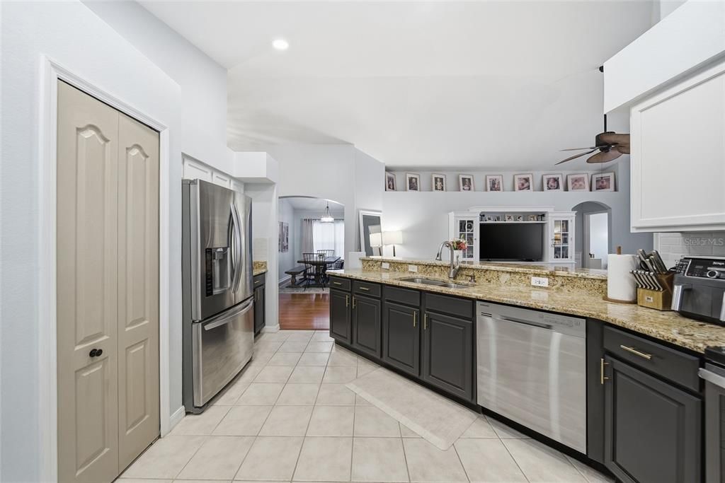 Activo con contrato: $439,000 (4 camas, 3 baños, 1827 Pies cuadrados)