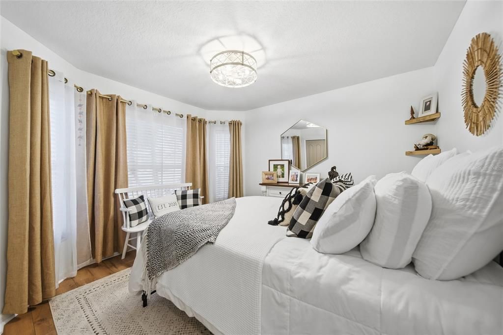 Activo con contrato: $439,000 (4 camas, 3 baños, 1827 Pies cuadrados)