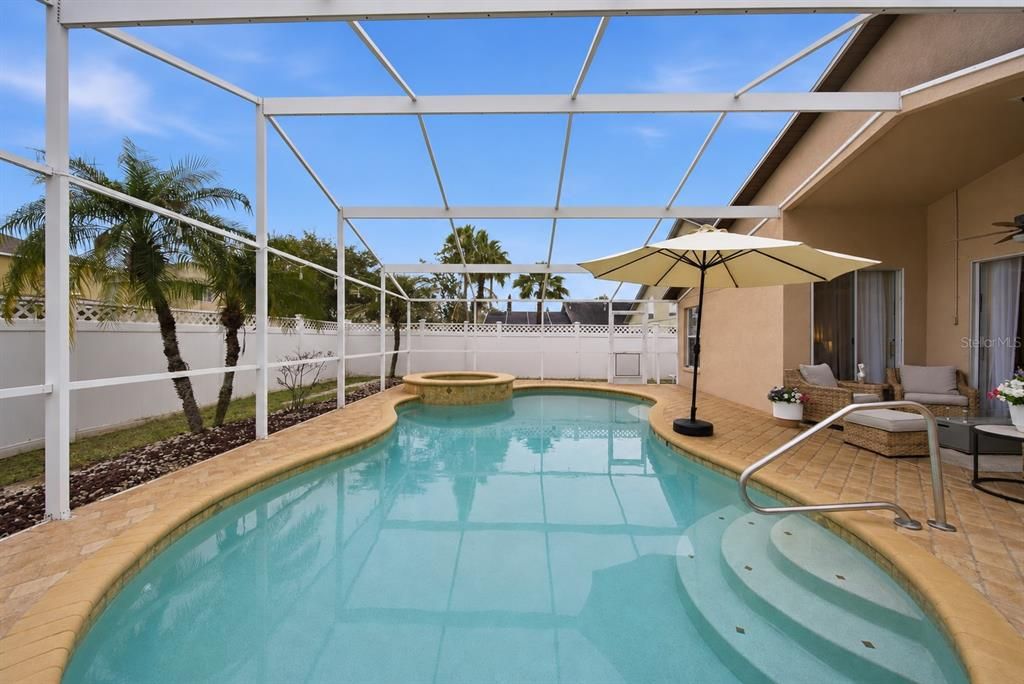 Activo con contrato: $439,000 (4 camas, 3 baños, 1827 Pies cuadrados)