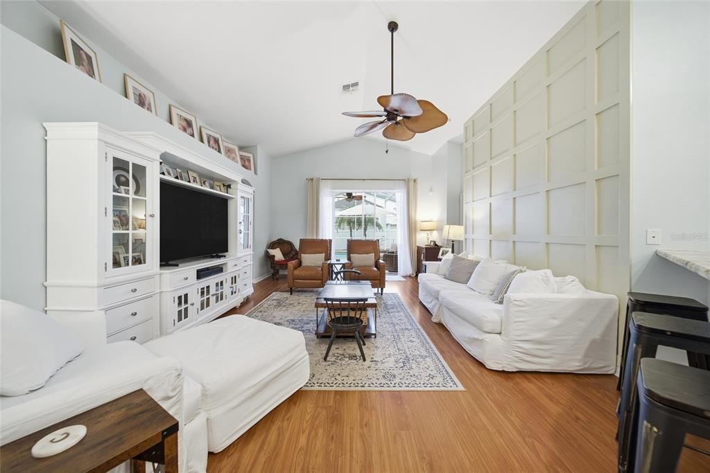 Activo con contrato: $439,000 (4 camas, 3 baños, 1827 Pies cuadrados)