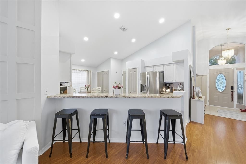 Activo con contrato: $439,000 (4 camas, 3 baños, 1827 Pies cuadrados)