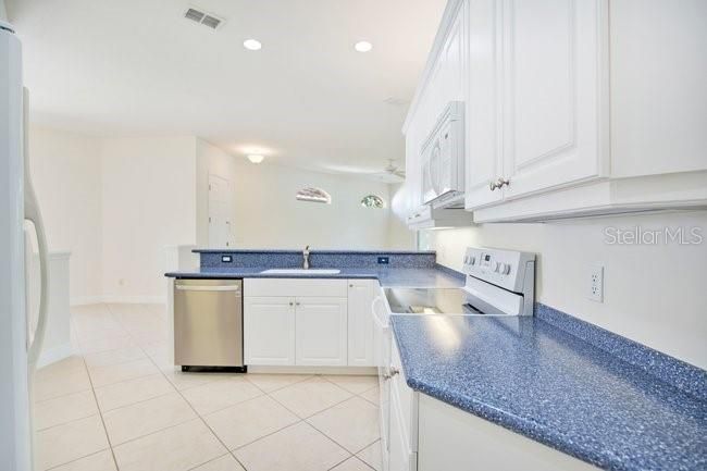 For Sale: $339,900 (2 beds, 2 baths, 1766 Square Feet)