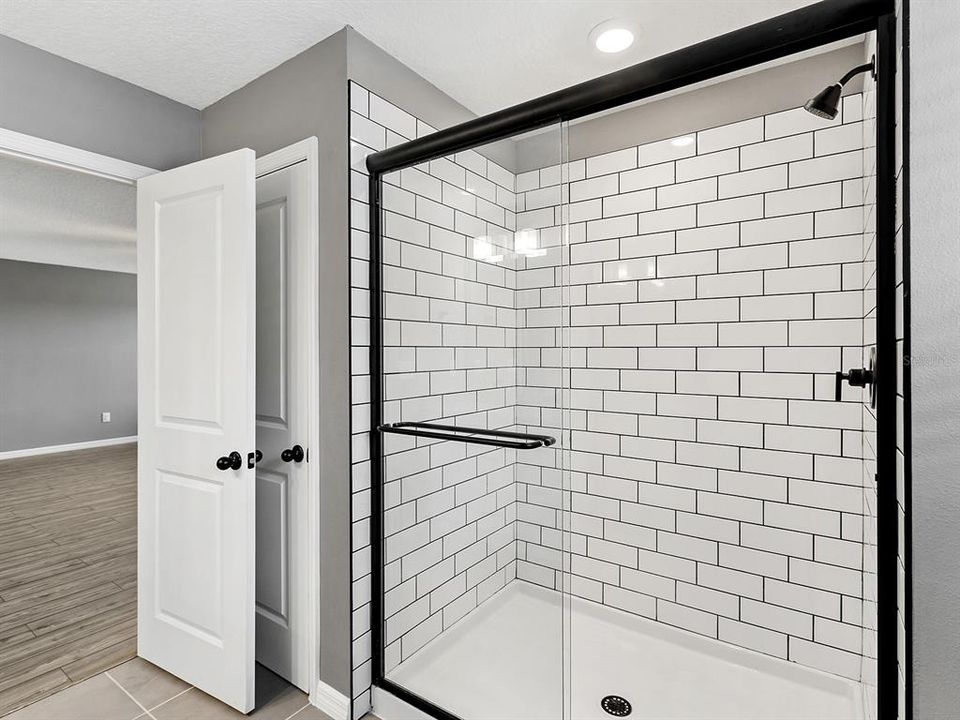 For Sale: $395,000 (5 beds, 2 baths, 2544 Square Feet)