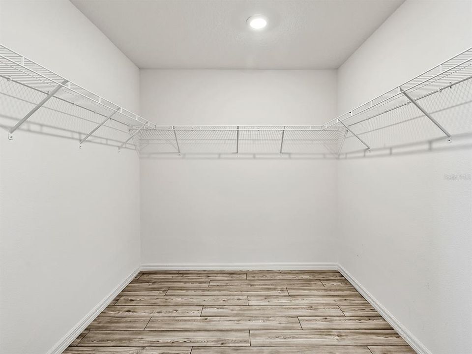 For Sale: $395,000 (5 beds, 2 baths, 2544 Square Feet)