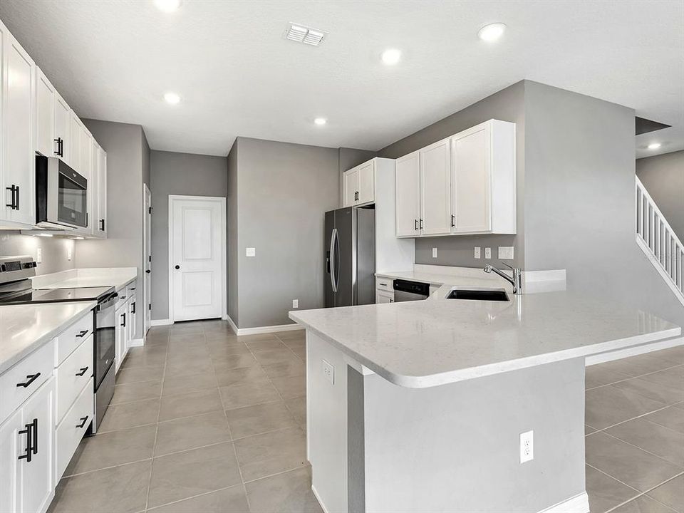For Sale: $395,000 (5 beds, 2 baths, 2544 Square Feet)