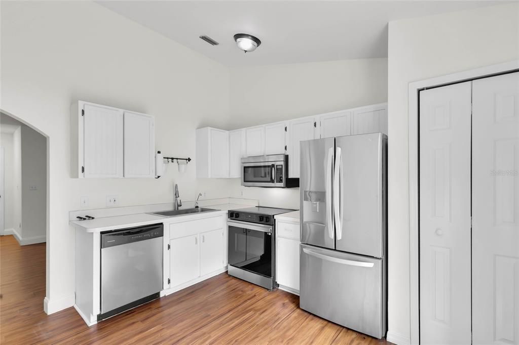 Activo con contrato: $249,900 (3 camas, 2 baños, 1049 Pies cuadrados)