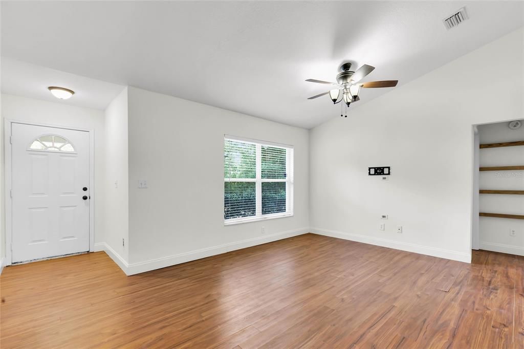 Activo con contrato: $249,900 (3 camas, 2 baños, 1049 Pies cuadrados)