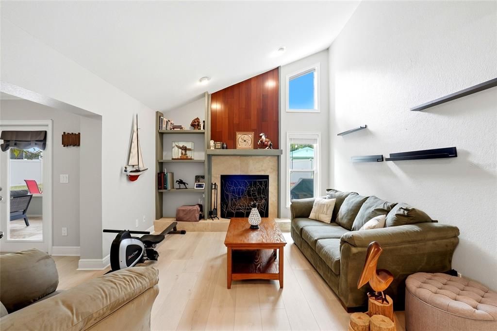Activo con contrato: $699,999 (4 camas, 2 baños, 1898 Pies cuadrados)