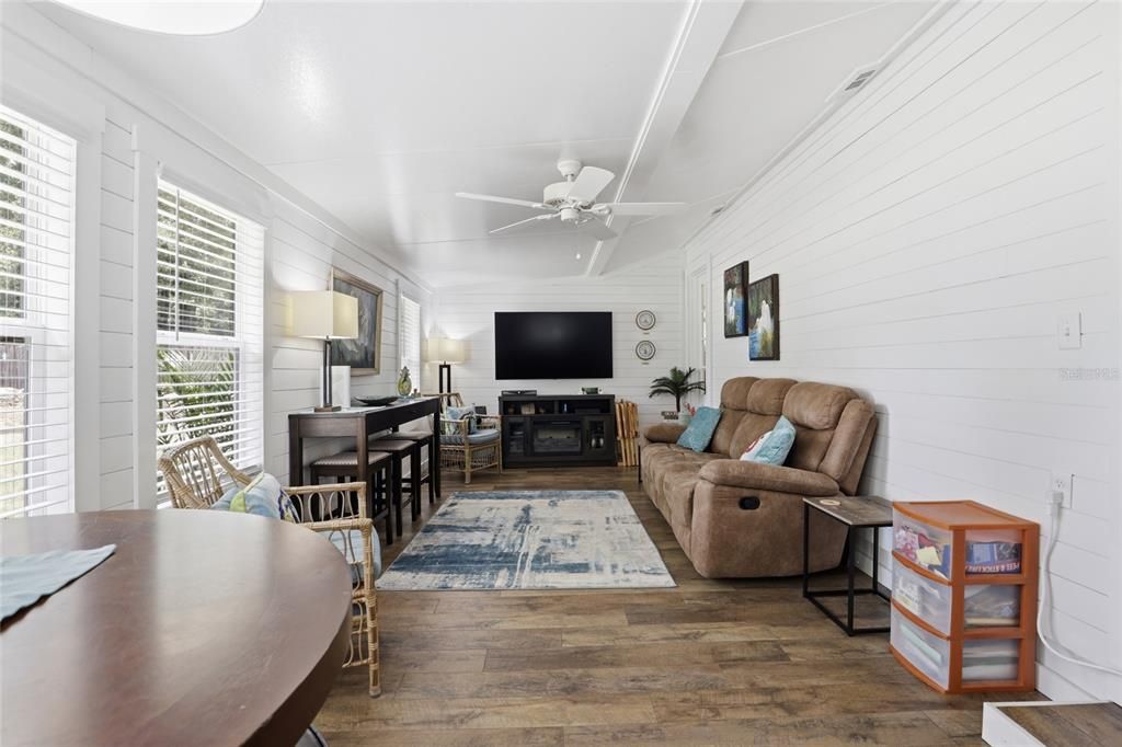 For Sale: $370,000 (3 beds, 2 baths, 1578 Square Feet)