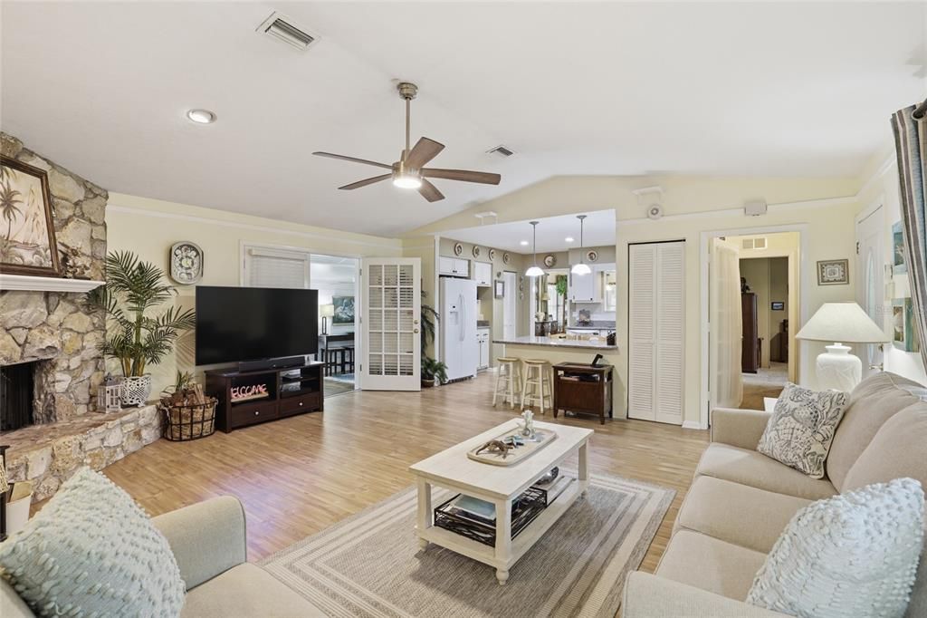 For Sale: $370,000 (3 beds, 2 baths, 1578 Square Feet)