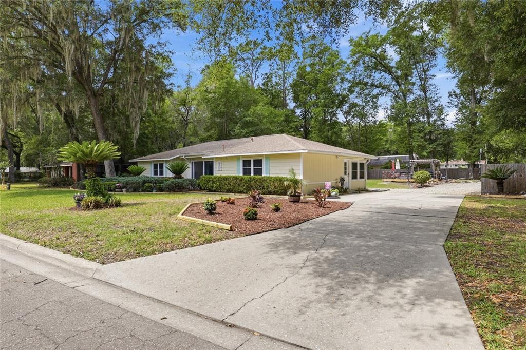 For Sale: $370,000 (3 beds, 2 baths, 1578 Square Feet)