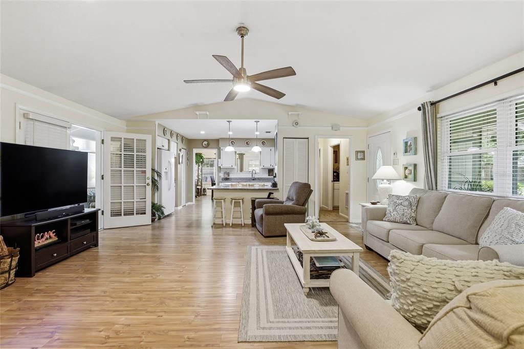 For Sale: $370,000 (3 beds, 2 baths, 1578 Square Feet)