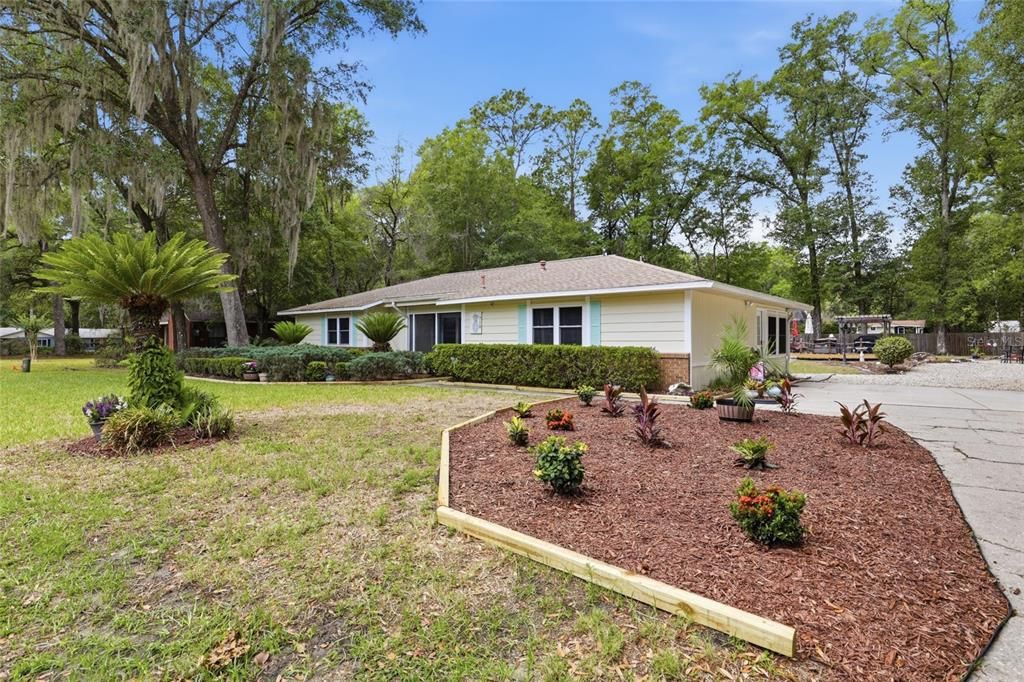 For Sale: $370,000 (3 beds, 2 baths, 1578 Square Feet)