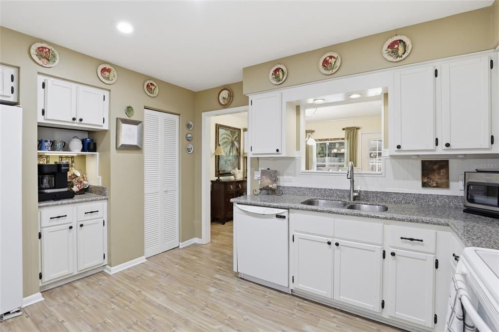For Sale: $370,000 (3 beds, 2 baths, 1578 Square Feet)