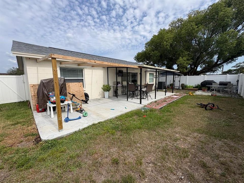 Activo con contrato: $330,000 (4 camas, 2 baños, 1263 Pies cuadrados)