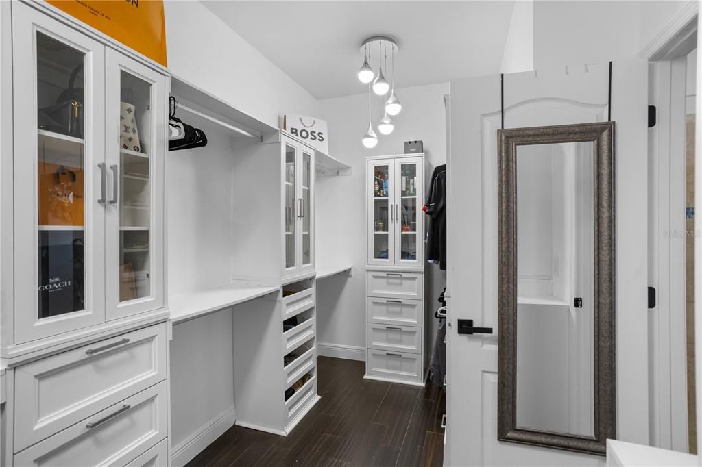 Activo con contrato: $599,000 (4 camas, 3 baños, 2675 Pies cuadrados)