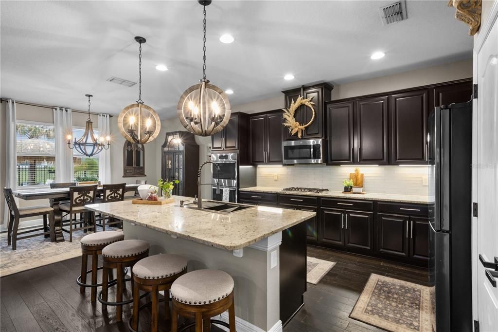 Activo con contrato: $599,000 (4 camas, 3 baños, 2675 Pies cuadrados)