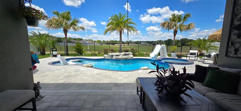 Activo con contrato: $599,000 (4 camas, 3 baños, 2675 Pies cuadrados)