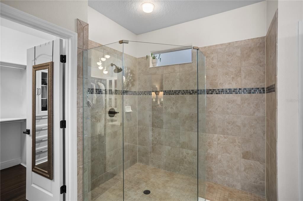 Activo con contrato: $599,000 (4 camas, 3 baños, 2675 Pies cuadrados)