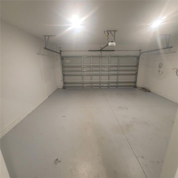 For Rent: $3,100 (5 beds, 2 baths, 2370 Square Feet)