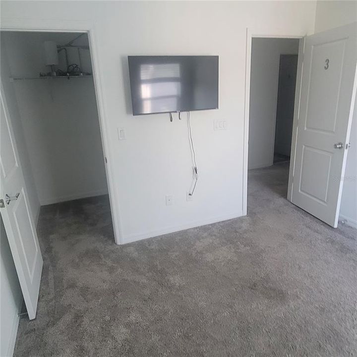 For Rent: $3,100 (5 beds, 2 baths, 2370 Square Feet)