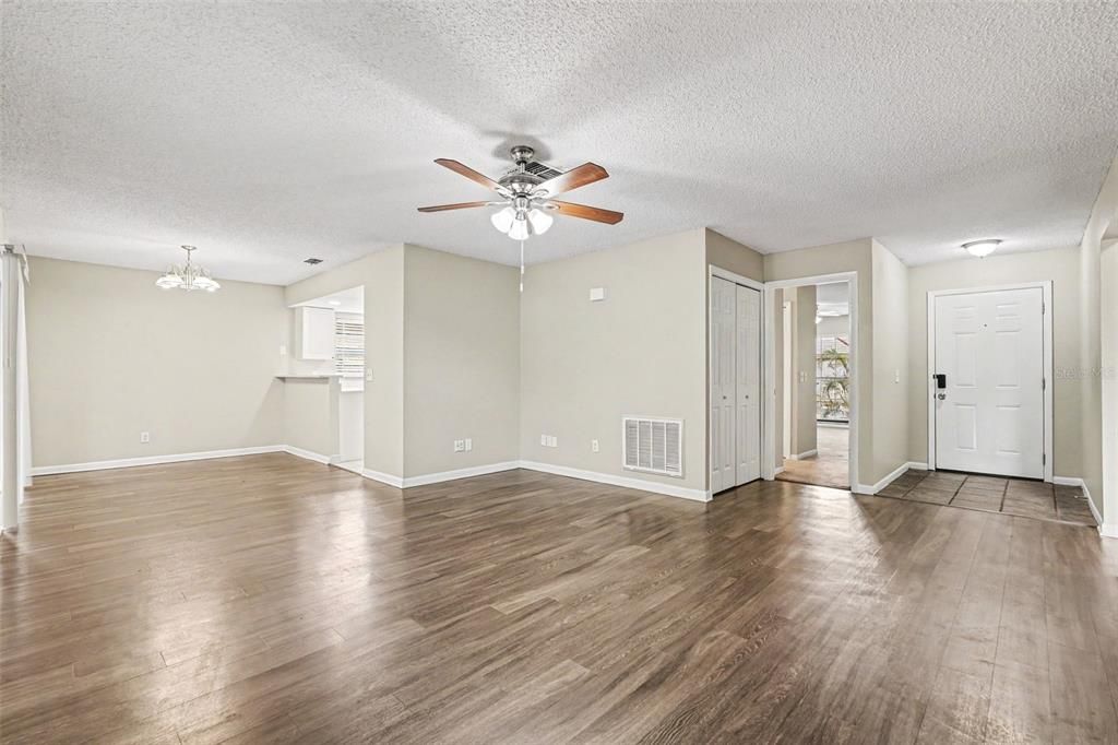 Activo con contrato: $319,900 (3 camas, 2 baños, 1244 Pies cuadrados)