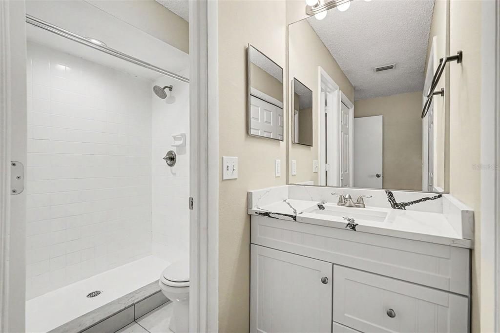 Activo con contrato: $319,900 (3 camas, 2 baños, 1244 Pies cuadrados)