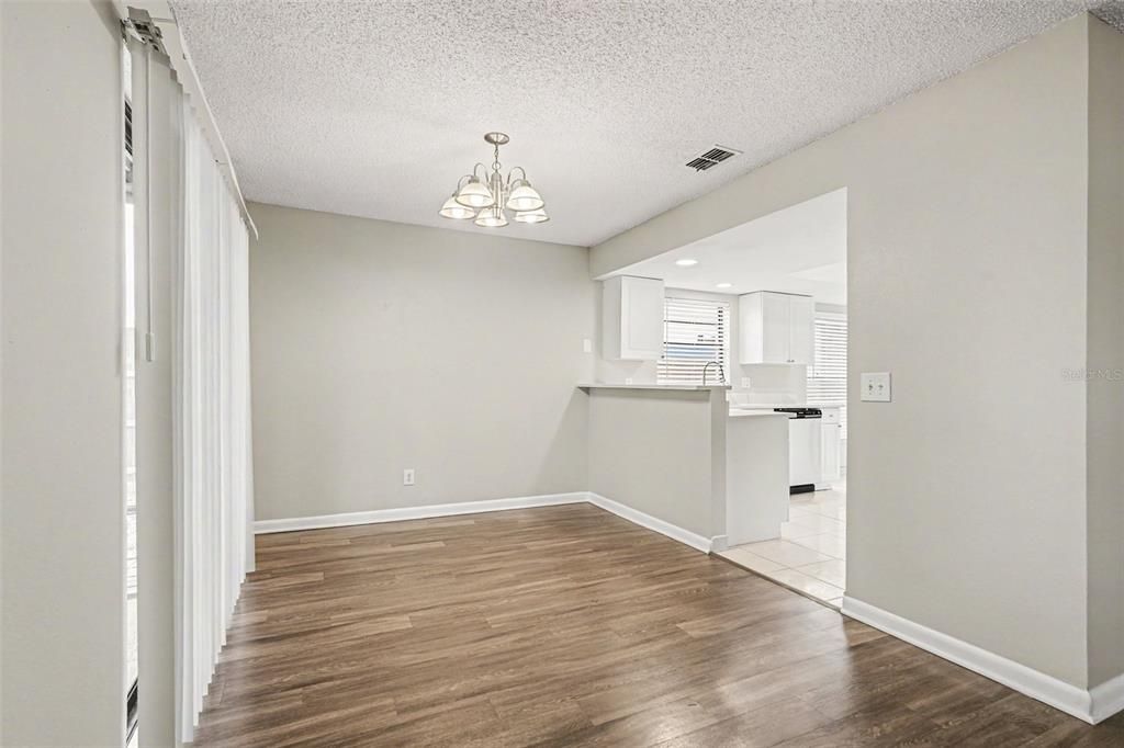 Activo con contrato: $319,900 (3 camas, 2 baños, 1244 Pies cuadrados)