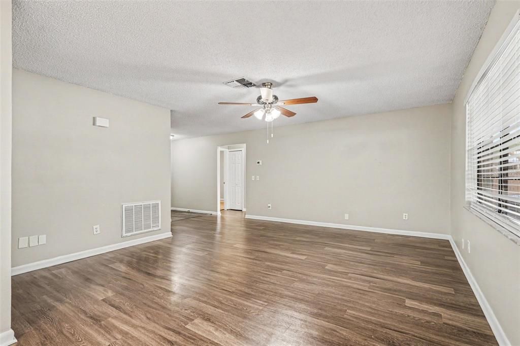Activo con contrato: $319,900 (3 camas, 2 baños, 1244 Pies cuadrados)