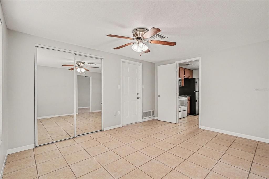 Activo con contrato: $254,900 (3 camas, 2 baños, 1180 Pies cuadrados)