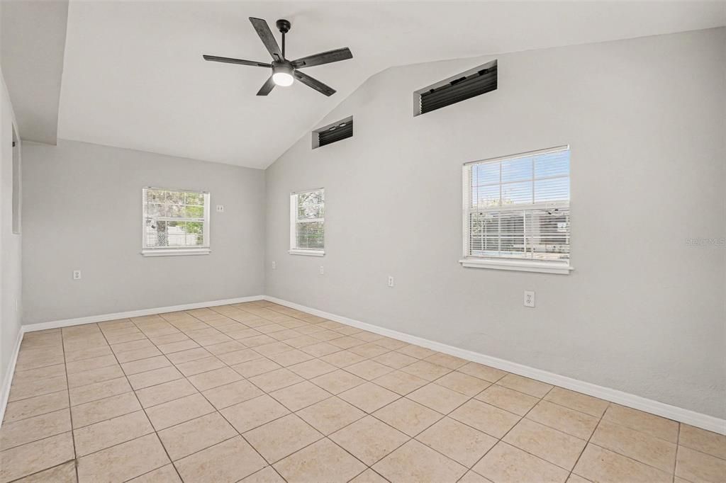 Activo con contrato: $254,900 (3 camas, 2 baños, 1180 Pies cuadrados)