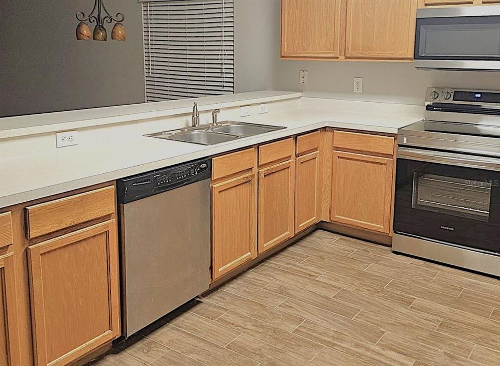 For Rent: $2,650 (4 beds, 2 baths, 2036 Square Feet)