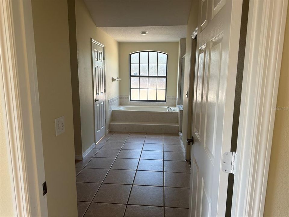 For Rent: $2,400 (4 beds, 3 baths, 3047 Square Feet)