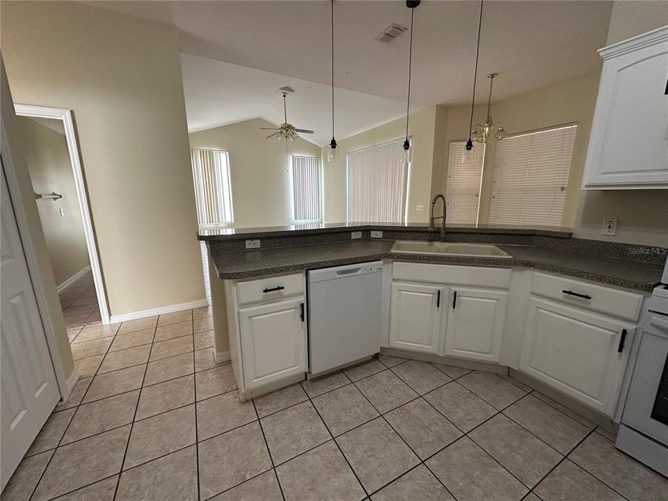 For Rent: $2,400 (4 beds, 3 baths, 3047 Square Feet)