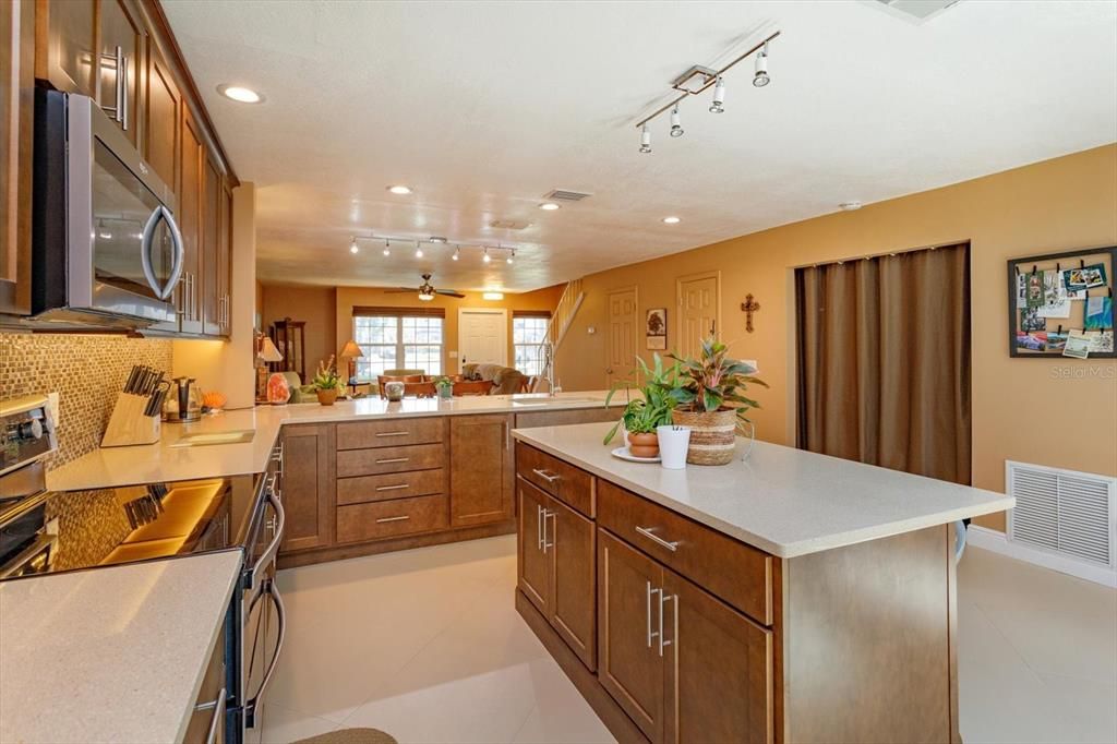 Active With Contract: $289,000 (2 beds, 2 baths, 1350 Square Feet)