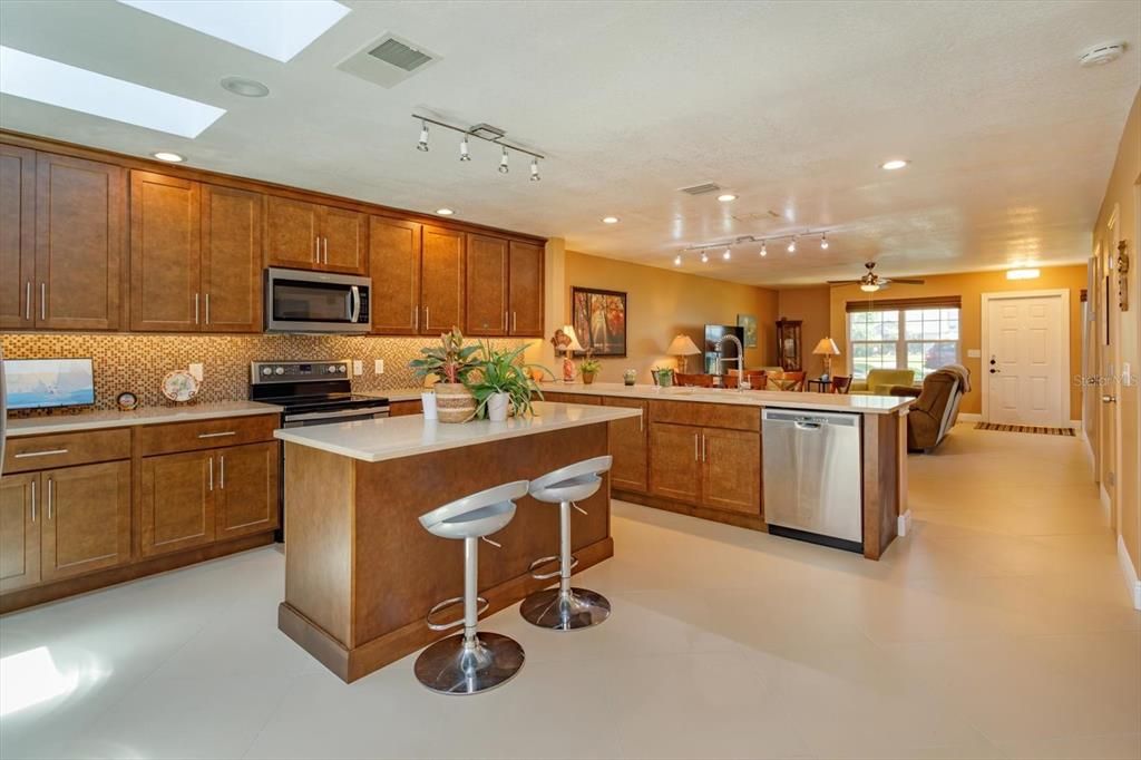 Active With Contract: $289,000 (2 beds, 2 baths, 1350 Square Feet)