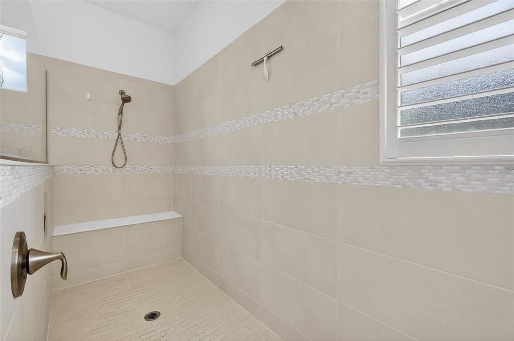 Activo con contrato: $665,000 (3 camas, 2 baños, 2598 Pies cuadrados)