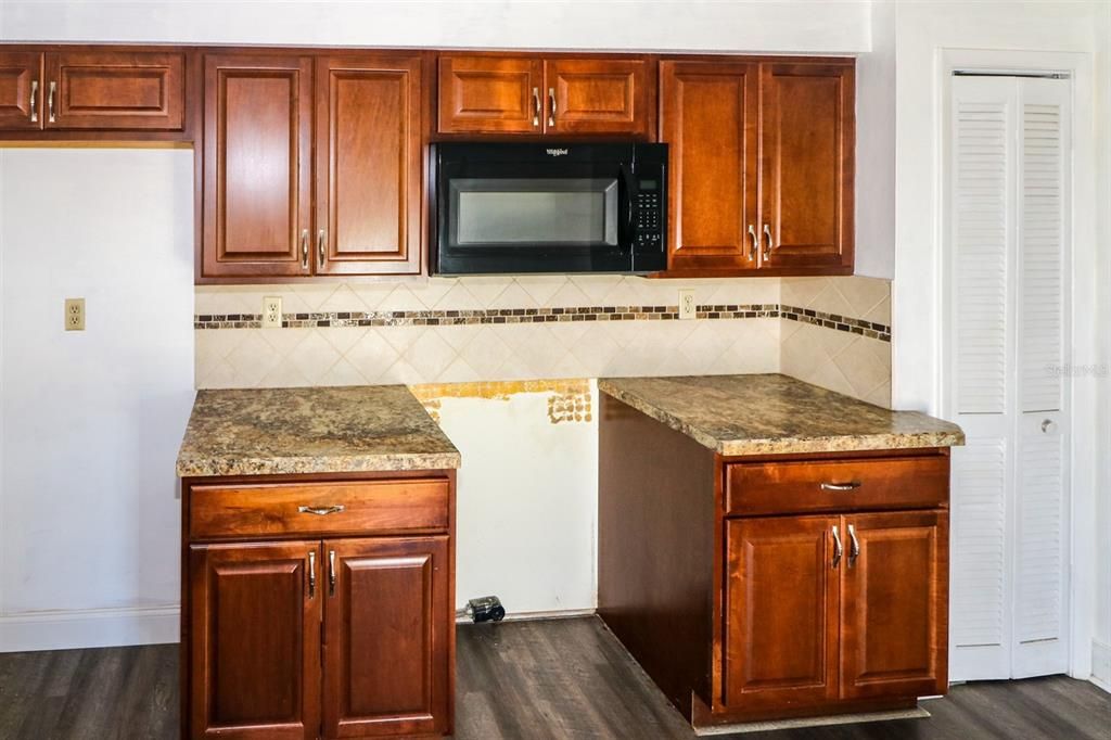 For Sale: $197,000 (2 beds, 2 baths, 1284 Square Feet)