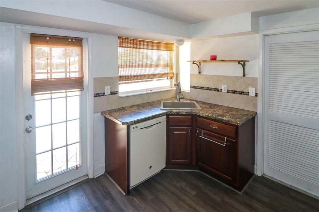 For Sale: $197,000 (2 beds, 2 baths, 1284 Square Feet)