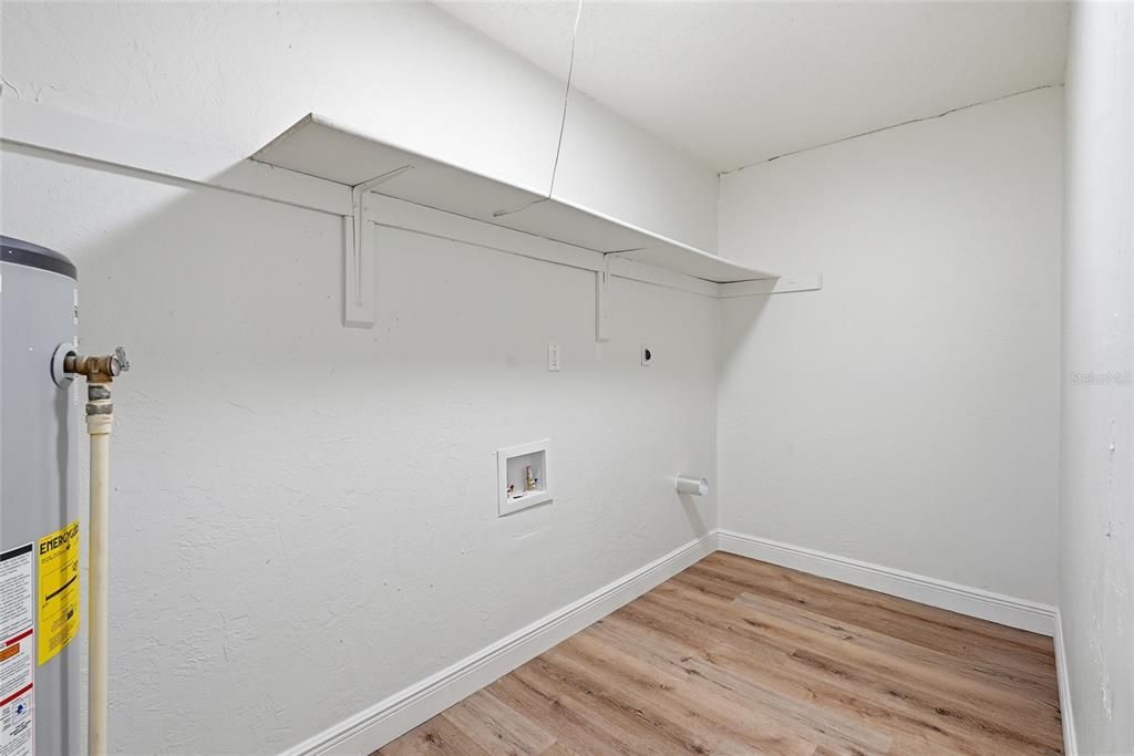 Active With Contract: $289,900 (3 beds, 2 baths, 1388 Square Feet)