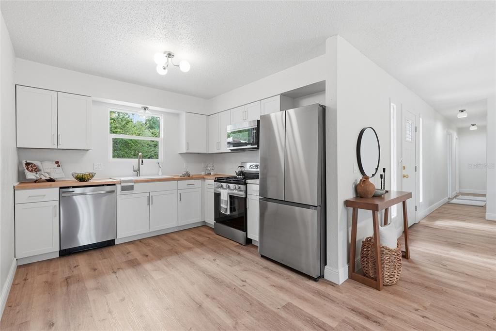 Active With Contract: $289,900 (3 beds, 2 baths, 1388 Square Feet)