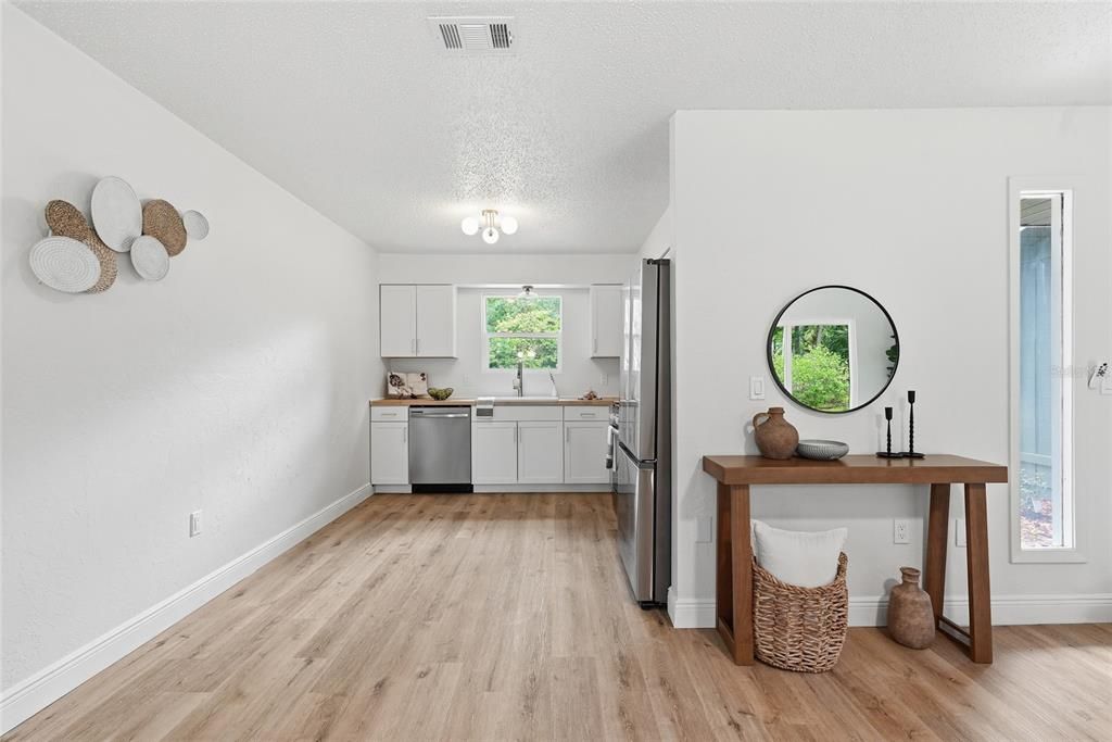 Active With Contract: $289,900 (3 beds, 2 baths, 1388 Square Feet)