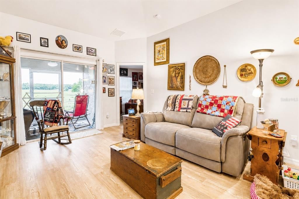 For Sale: $300,000 (3 beds, 2 baths, 1260 Square Feet)